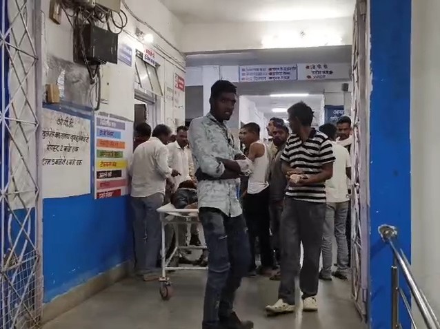 मोहन बड़ोदिया में अस्पताल में घायलों के परिजन।