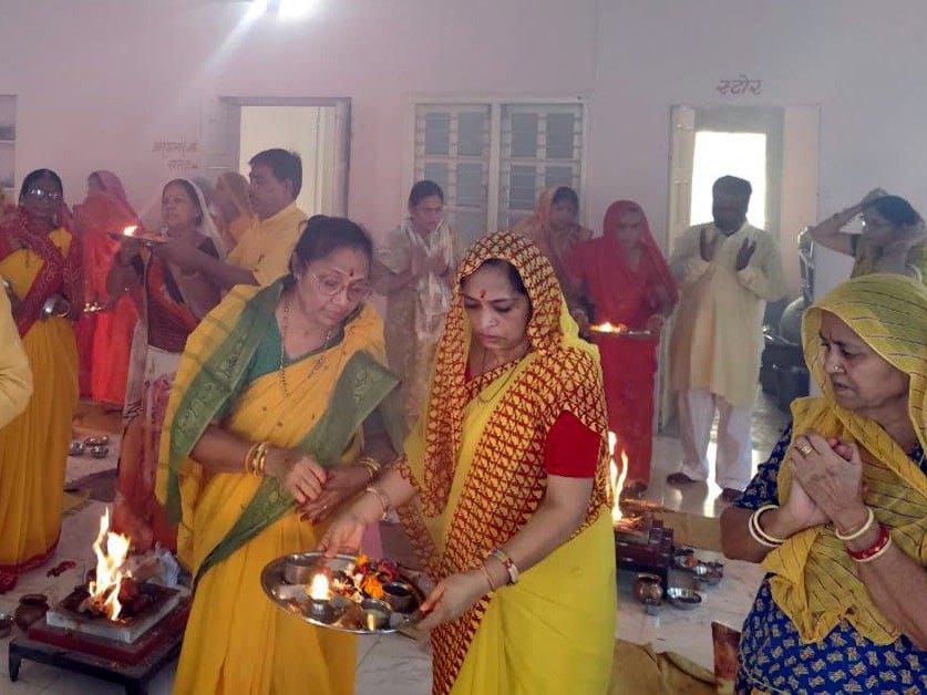 श्रद्धालुओं ने की माता की आरती।