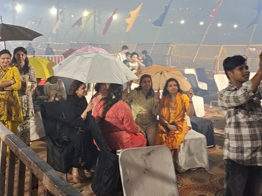 दशहरा उत्सव के दौरान बारिश होने लगी।