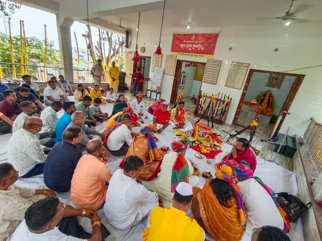 पिछड़ा मोर्चा अध्यक्ष सुनील वाघे, डॉ. दीपक वाभले, पार्षद नितेश दलाल, महेंद्र इंगले, राजेश महाजन, भरत मराठे, अमित नवलखे और सुमित वारुडे सहित कई अन्य गणमान्य नागरिक भी उपस्थित थे।