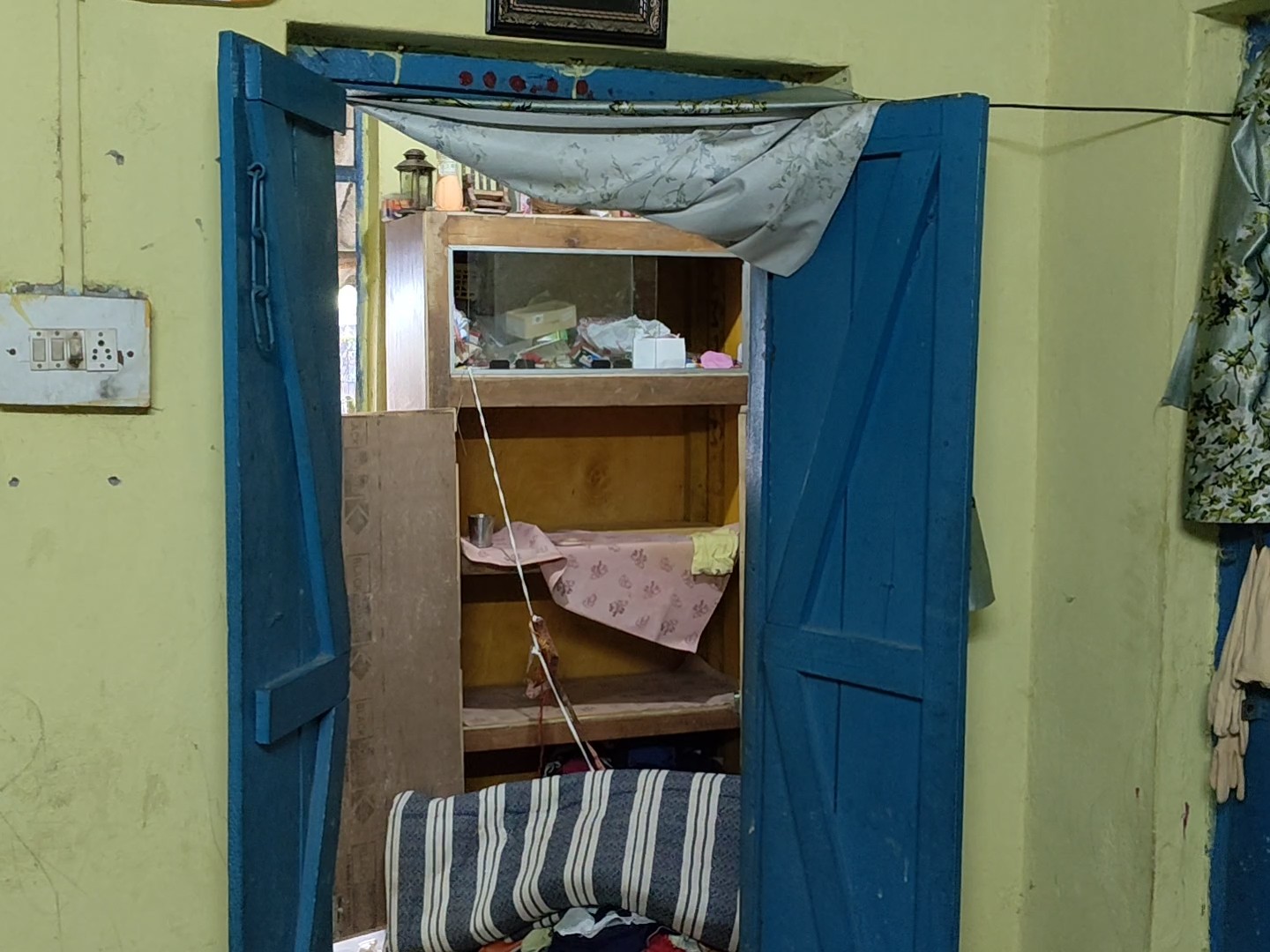 50 lakh rupees stolen from 3 houses in Manendragarh | मनेंद्रगढ़ में 3 घरों से 50 लाख की चोरी: परिवार दुर्गा पंडाल गया था, घर का ताला तोड़कर अंदर घुसे चोर; पैसे-जेवर गायब - Manendragarh-Chirmiri-Bharatpur News 1 घर में अलमारी में रखा सामान गायब था।