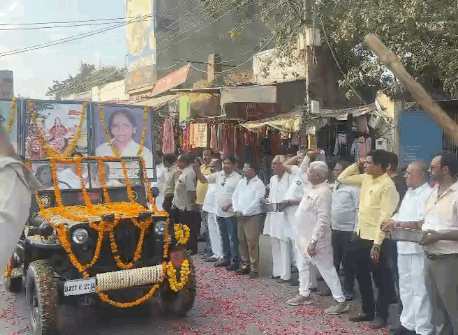 सांसद और जिलाध्यक्ष ने भी फूल बरसाए।