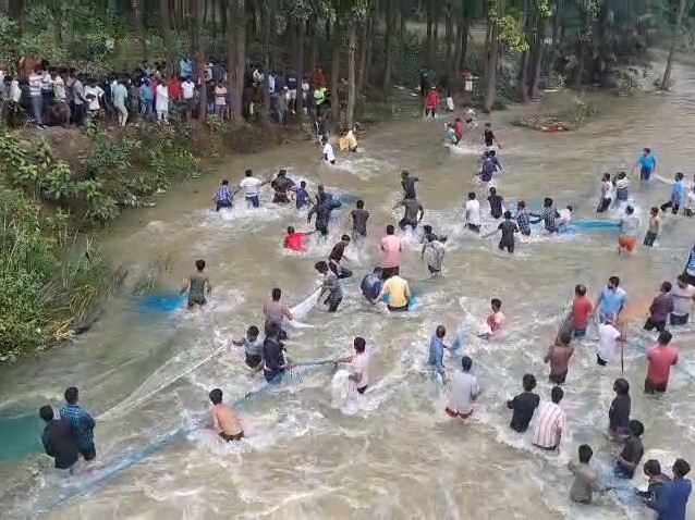 हजारीबाग में भारी बारिश से छड़वा डैम का फाटक क्षतिग्रस्त:  पानी हुआ ओवरफ्लो, मछली पकड़ने उमड़ी भीड़; पुलिस बल तैनात – Hazaribagh News