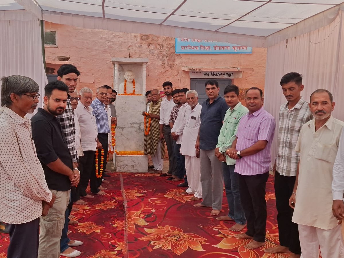 महात्मा गांधी की प्रतिमा पर पुष्प अर्पित कर श्रद्धांजलि दी।