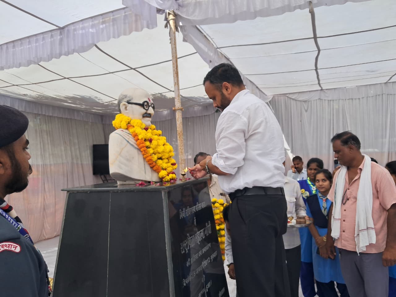बारां कलेक्टर रोहिताश्व सिंह तोमर गांधीजी की प्रतिमा के समक्ष दीप प्रज्ज्वलित किया।