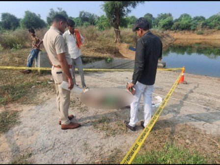 तालाब से निकाला बच्चे का शव।