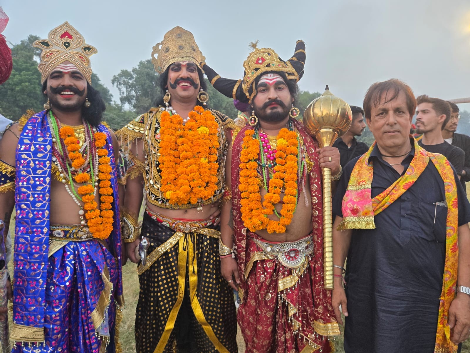 रामलीला में काम करने वाले कलाकार।
