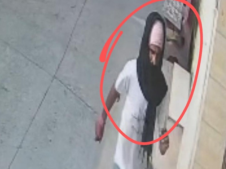 वापस अपनी बाइक लेने आते हुए चोर