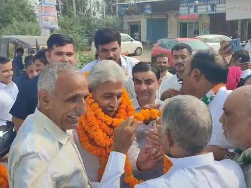 Congress workers welcoming Rao Narendra in Rewari.