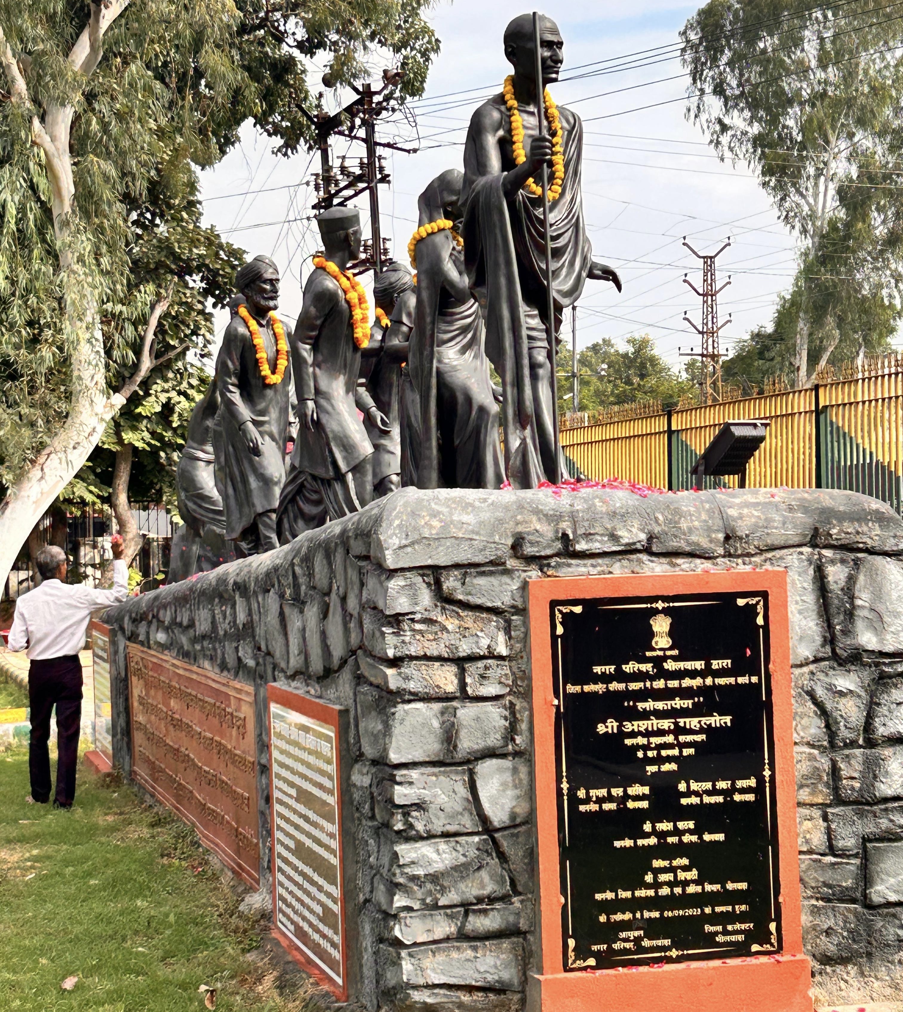 दांडी यात्रा प्रतिमाओं की साफ सफाई के बाद फूल चढ़ाए गए