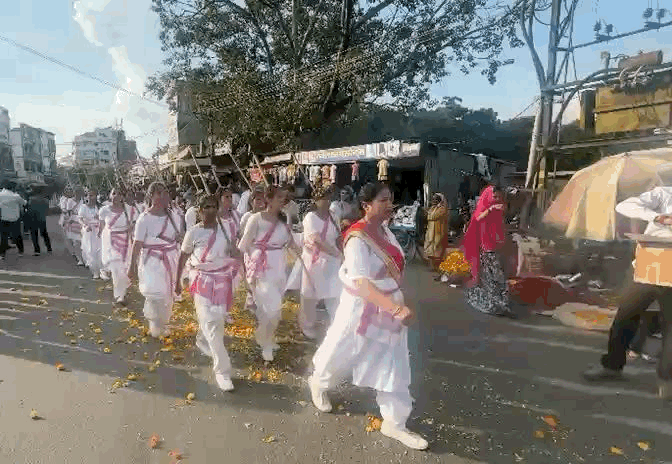 मार्ग में कई जगह फूल बरसाकर स्वागत किया गया।