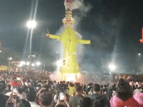 पुतले के पटाखे जलने के बाद लोगों ने मोबाइल से इसके फोटो-वीडियो बनाए।