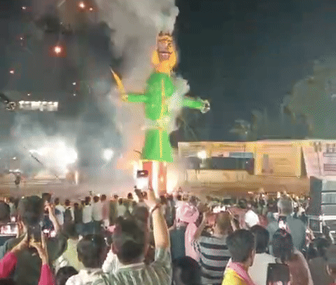 आग लगाने के बाद पुतले में रखे पटाखे जल उठे। लोगों ने इसके मोबाइल से फोटो-वीडियो बनाए।