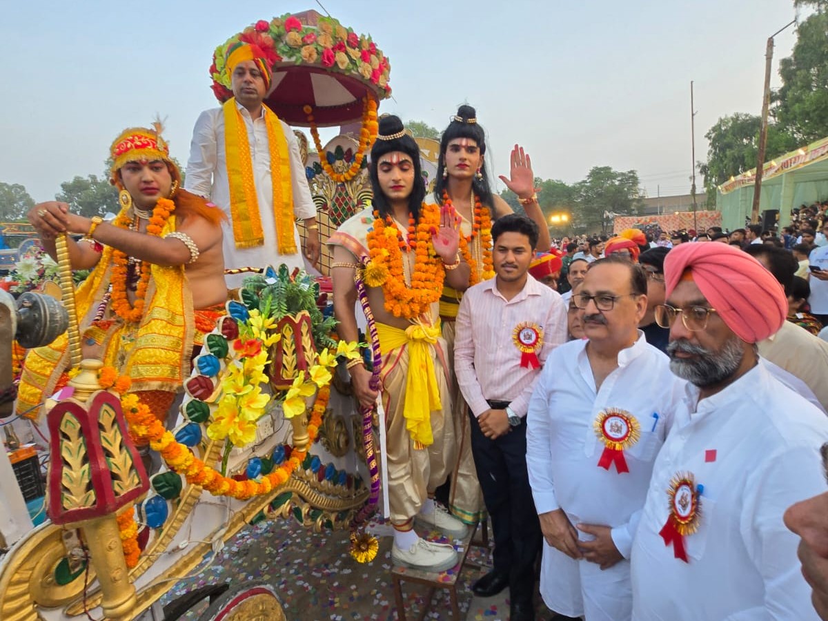 शोभा यात्रा निकलते हुए।