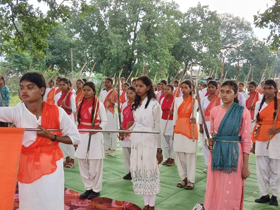 Durga Vahini's Shaurya Path procession in Balrampur | बलरामपुर में दुर्गा वाहिनी का शौर्य पथ संचलन: नगर भ्रमण कर किया शस्त्र पूजन; 65 फीट ऊंचे रावण का दहन होगा - Balrampur (Ramanujganj) News 1 जय श्रीराम' के उद्घोष के साथ महिलाओं ने किया पथ संचलन।