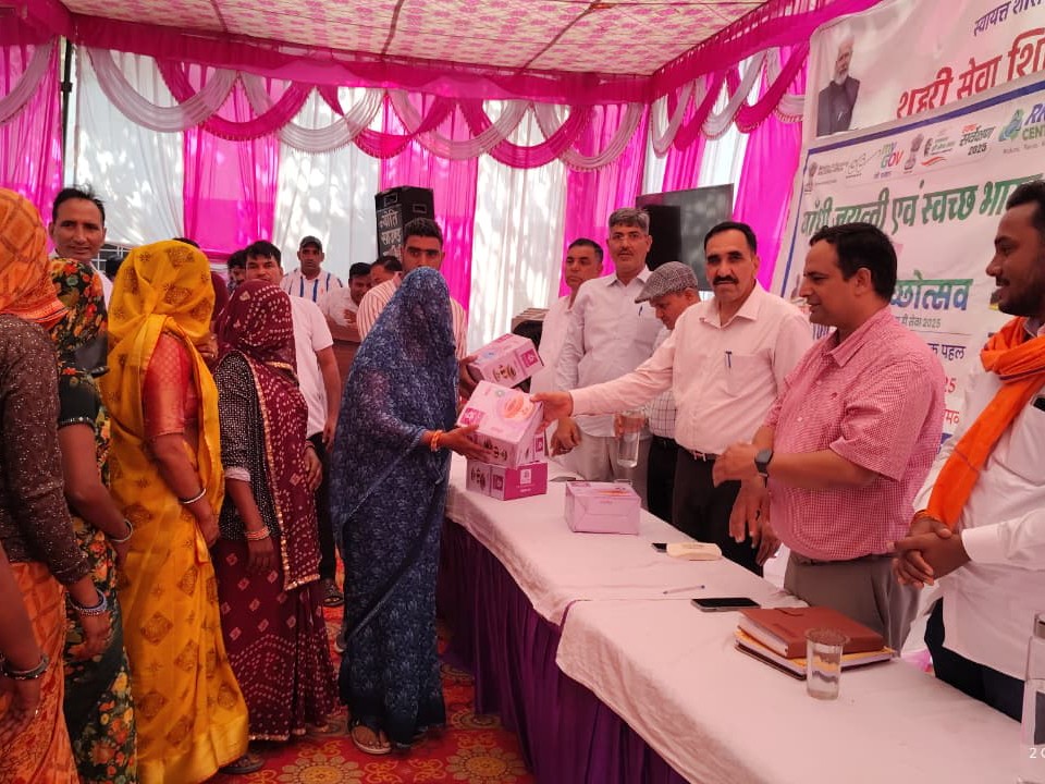 स्वच्छता ही सेवा अभियान में अहम योगदान देने वाले सफाई मित्रों को विशेष रूप से सम्मानित किया गया।