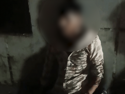 लोगों की तरफ से पकड़ा गया आरोपी।
