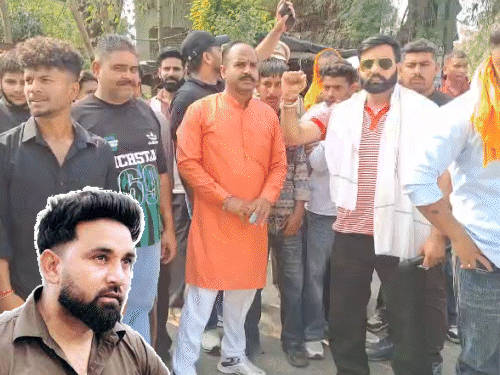 पठानकोट में पंजाबी सिंगर बागी के विरोध में जमा हुए हिंदू संगठनों के सदस्य।