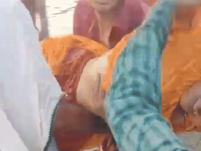 घटनास्थल पर मौजूद लोगों ने महिला का शव बाहर निकाला।