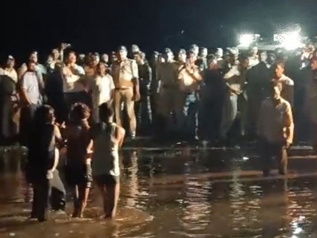 रात 9 बजे रेस्क्यू ऑपरेशन पूरा हुआ। आखिरी शव चंदा नाम की बच्ची का निकाला गया।
