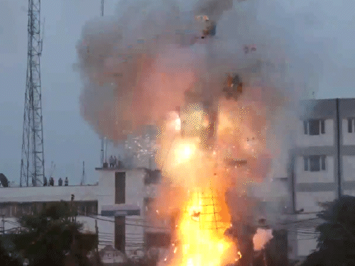 जम्मू-कश्मीर के जम्मू में रावण दहन किया गया।