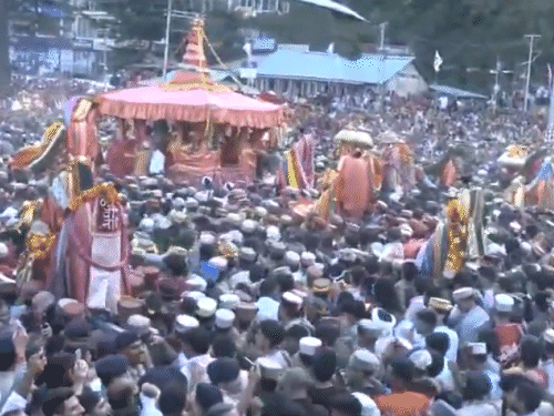 हिमाचल प्रदेश में कुल्लू दशहरा की रथ यात्रा में हजारों लोग शामिल हुए।