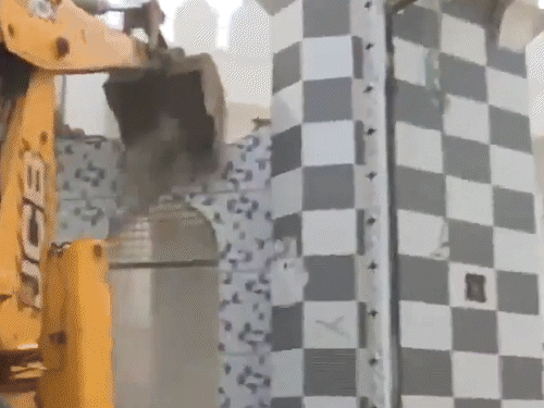 संभल में बुलडोजर एक्शन, मैरिज हॉल गिराया जा रहा:  मस्जिद को भी ढहाया जाएगा, DM-SP पहुंचे; इलाका छावनी में तब्दील – Sambhal News