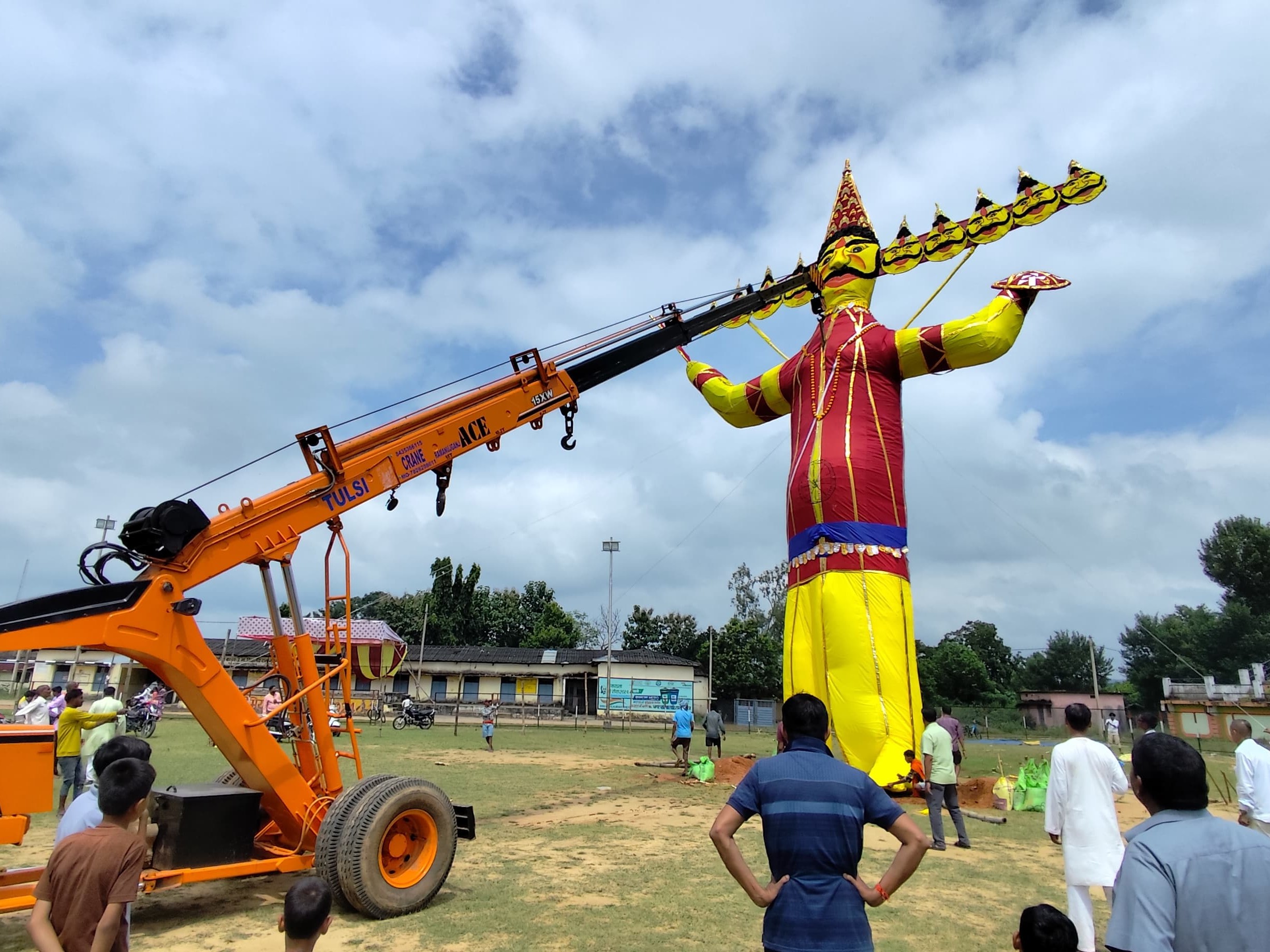Durga Vahini's Shaurya Path procession in Balrampur | बलरामपुर में दुर्गा वाहिनी का शौर्य पथ संचलन: नगर भ्रमण कर किया शस्त्र पूजन; 65 फीट ऊंचे रावण का दहन होगा - Balrampur (Ramanujganj) News 2 जिले में 65 फीट ऊंचे रावण का दहन होगा।