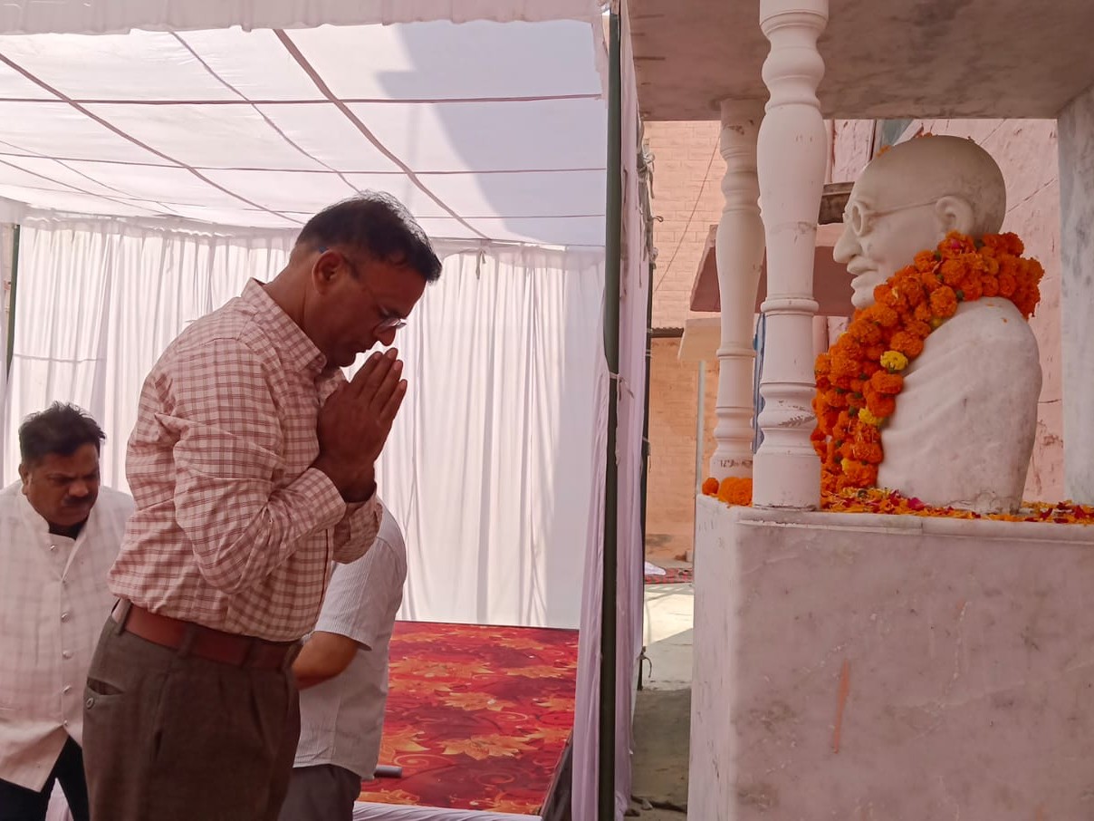 गांधीजी की प्रतिमा को माल्यार्पण कर किया नमन।