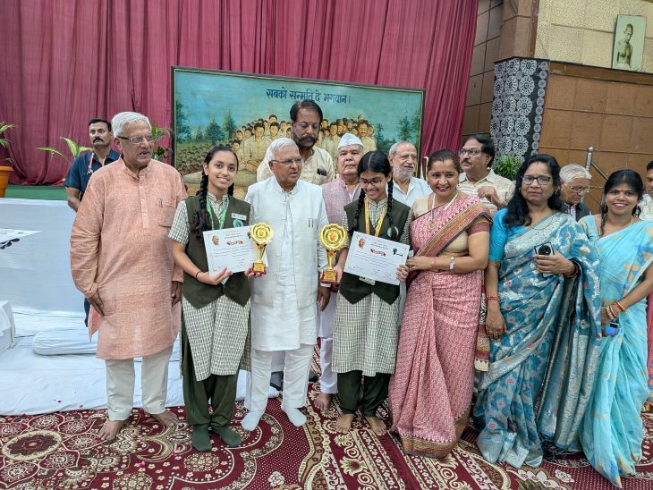 राज्यपाल ने प्रातियोगिता में जीतने वाले बच्चों को सम्मानित किया।