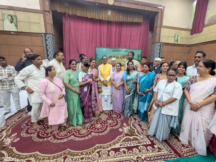 कार्यक्रम में केंद्रीय कृषि मंत्री भी आए, लोगों ने खिंचवाई फोटो।