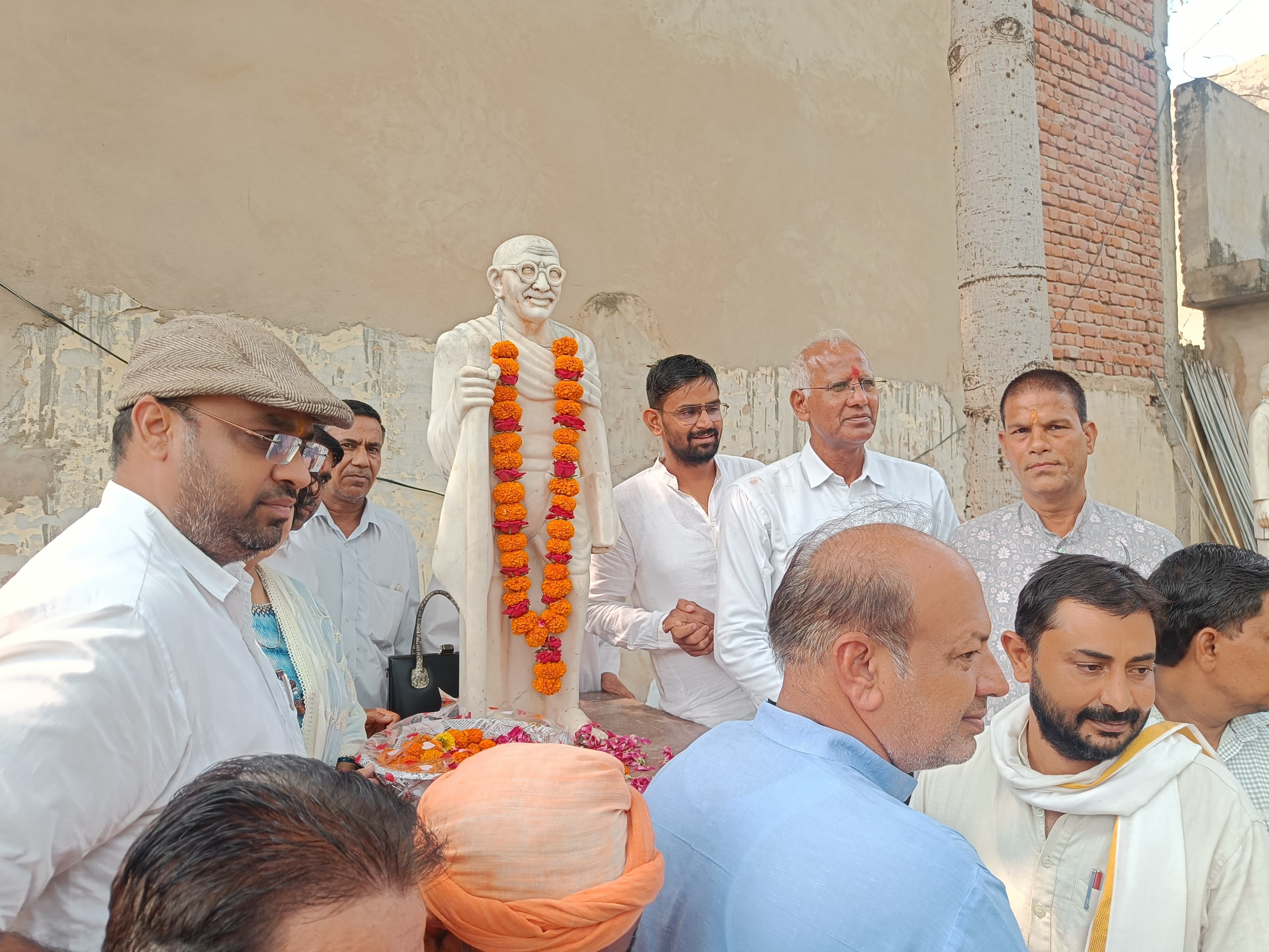 महेंद्रगढ़ में गांधी-शास्त्री जयंती पर सफाई कर्मी सम्मानित:  विधायक कंवर सिंह यादव रहे शामिल, बोले- जीवन मूल्यों से लें प्रेरणा – Mahendragarh News