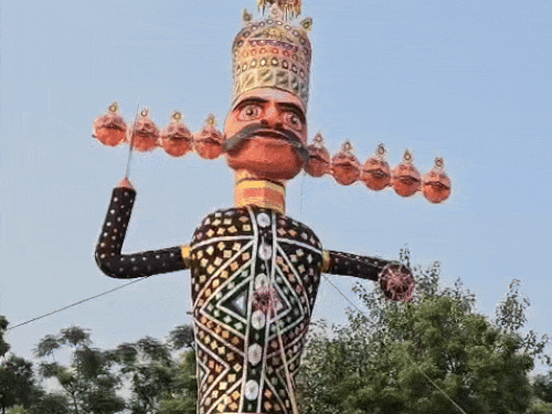 पुराना राजकीय कॉलेज मैदान में इस बार 55 फीट के रावण का दहन किया जाएगा।