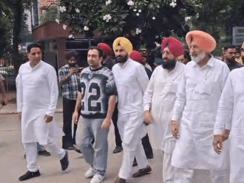पंजाबी सिंगर राजवीर जवंदा का हाल जानने पहुंचे नेता प्रतिपक्ष प्रताप सिंह बाजवा।