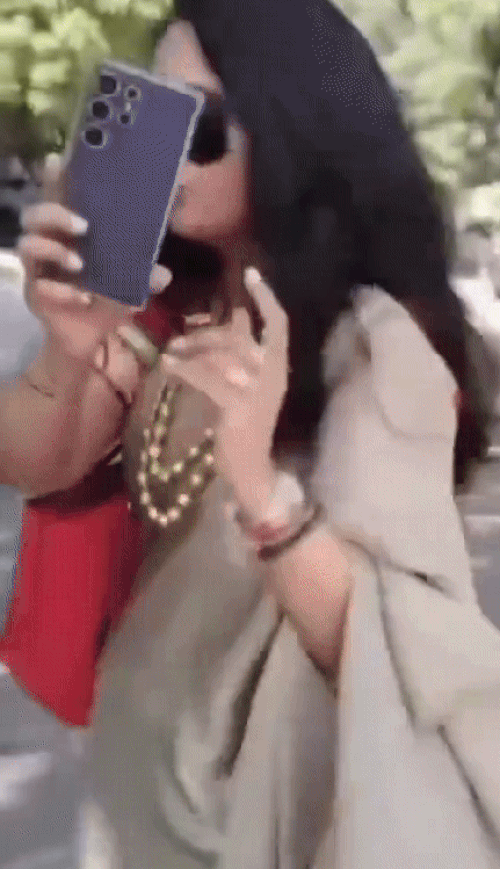 मोबाइल को नीचे कर महिला वी क्लब की ओर बढ़ गई।