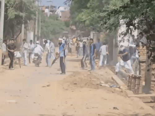 इंदाना गांव में 27 सितंबर को पुलिस टीम पर अवैध हथियारों से फायरिंग और पथराव किया था।