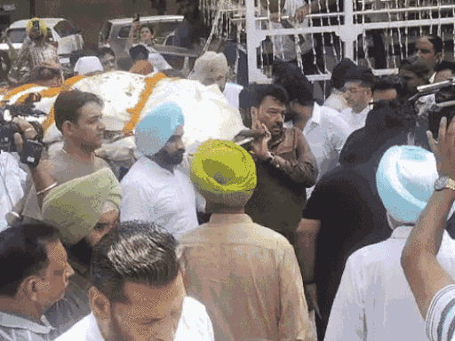 श्मशान घाट पहुंची चरणजीत सिंह आहूजा की अंतिम यात्रा।