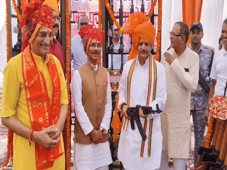 डिप्टी सीएम ने कहा कि शस्त्र और शास्त्र दोनों जरूरी हैं।