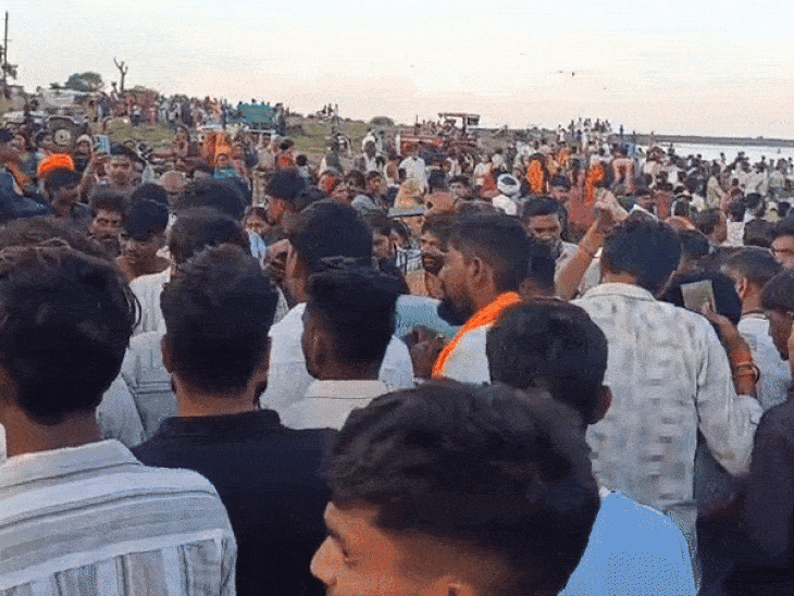 अपघाताची बातमी पसरताच तलावाजवळ लोकांची गर्दी जमली.