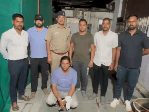 पुलिस ने छापा मारकर मध्य प्रदेश के उज्जैन के रहने वाले जितेंद्र शर्मा और उसकी पत्नी रजनी को गिरफ्तार किया है।