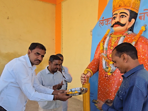दशहरे पर उज्जैन के चिकली गांव में रावण की पूजा की गई।