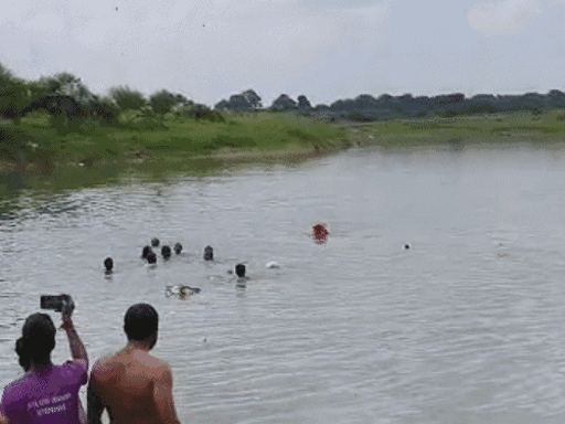 शोर सुनकर स्थानीय लोग भी पहुंचे और नदी में कूदकर लोगों को बचाया।