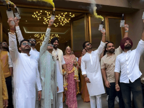 अभिषेक अपने दोस्तों व रिश्तेदारों के साथ बहन व जीजा का स्वागत करते हुए।