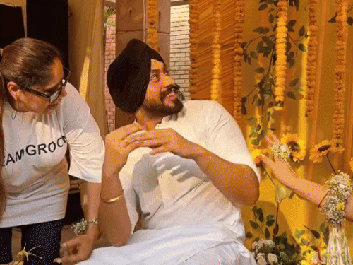 हल्दी सेरेमनी के दौरान लोविश व कोमल।