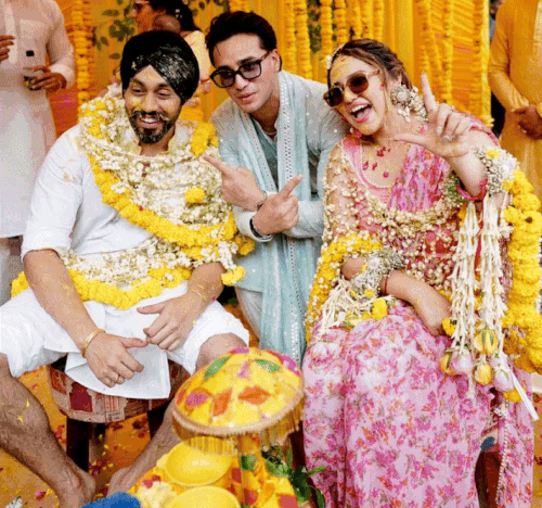 बहन कोमल व जीजा लोविश के साथ क्रिकेटर अभिषेक शर्मा।