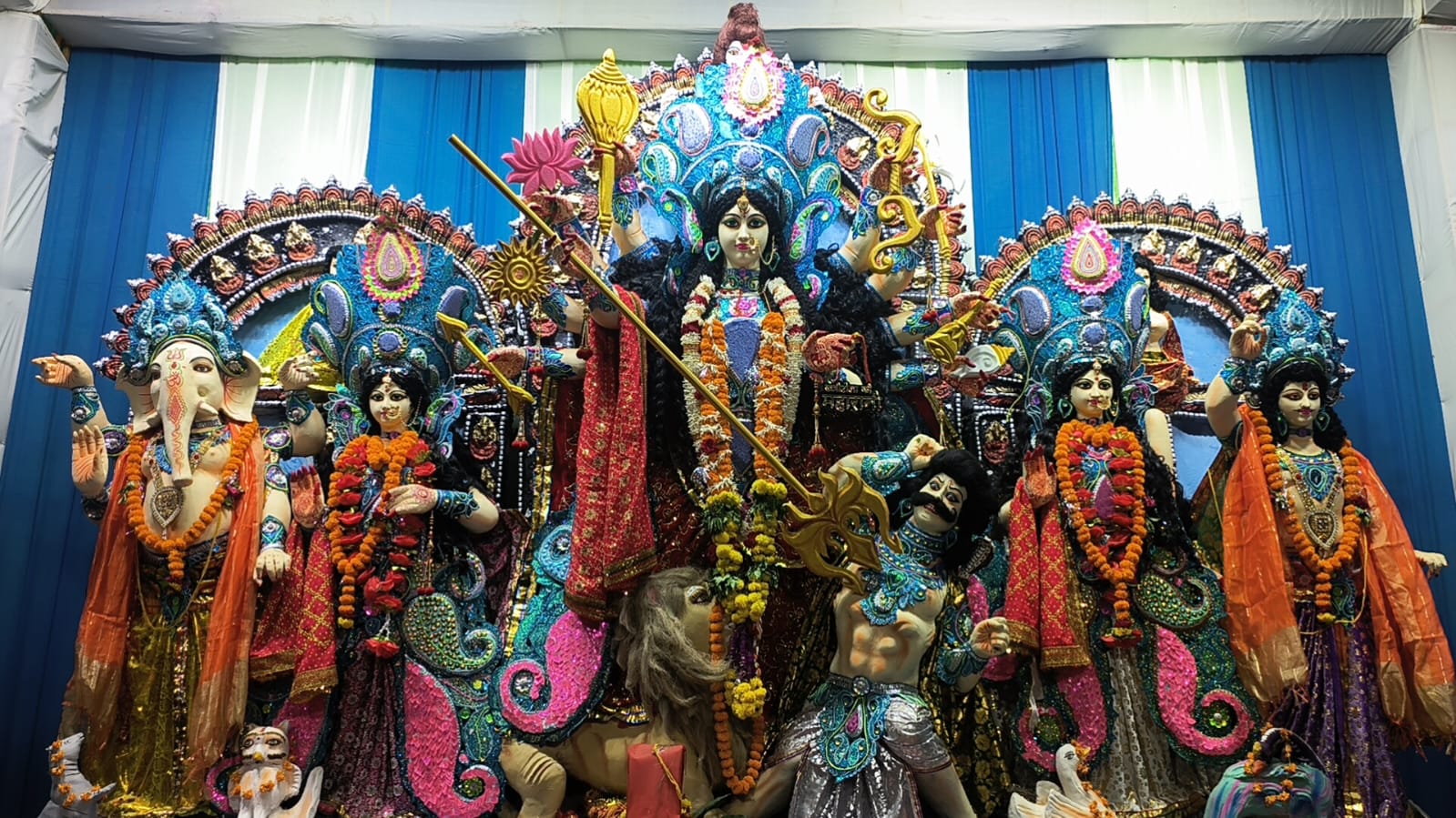 आजमगढ़ में सजी मां दुर्गा की भव्य झांकी।