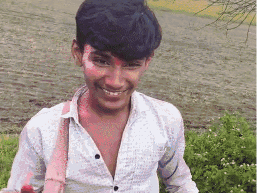 बच्चे ट्रॉली में ढोल-नगाड़े बजाते उत्साह के साथ जा रहे थे।