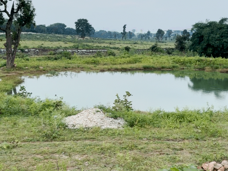 जो जमीन पार्टी ने खरीदी है वहां एक छोटा तालाब भी है।