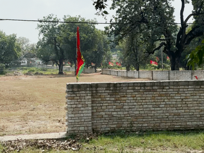 जमीन के चारों तरफ बाउंड्रीवॉल बना दी गई है। जिस पर समाजवादी पार्टी के झंडे लगे हैं।