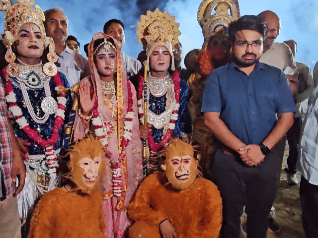 शोभा यात्रा से निकलकर भगवान, सीता, हनुमान भगवान पहुंचे रावण दहन करने।